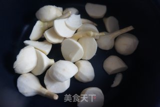 茨菇炖肉的做法步骤：2