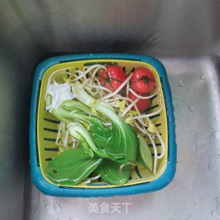 酸辣酥肉汤的做法步骤：1