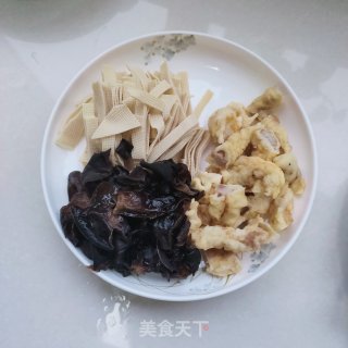 酸辣酥肉汤的做法步骤：3