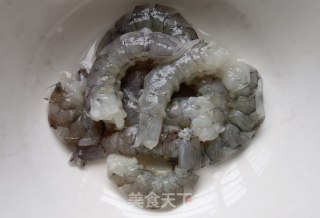 蒜蓉辣酱炒虾仁的做法步骤：2