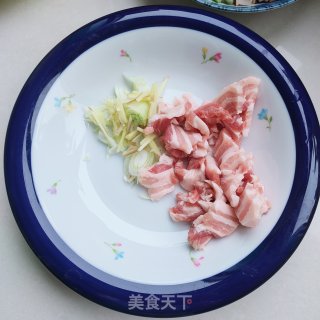 五花肉豆芽炖粉条的做法步骤：1