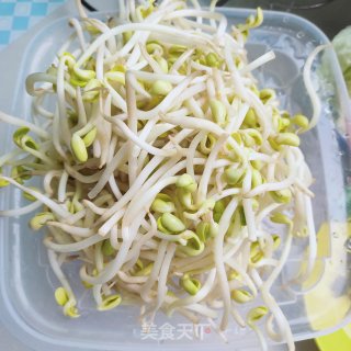 五花肉豆芽炖粉条的做法步骤：2