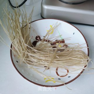 五花肉豆芽炖粉条的做法步骤：3