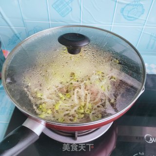 五花肉豆芽炖粉条的做法步骤：8