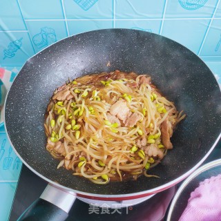 五花肉豆芽炖粉条的做法步骤：10