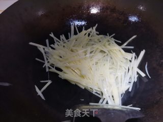土豆丝的做法步骤：2