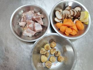 无花果蘑菇排骨汤的做法步骤：1