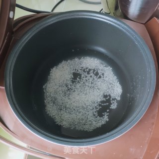 虾仁蔬菜粥的做法步骤：1