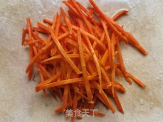 胡萝卜葱白拌木耳的做法步骤：1