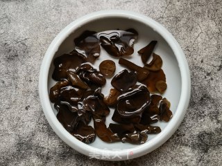 胡萝卜葱白拌木耳的做法步骤：2