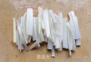 胡萝卜葱白拌木耳的做法步骤：3