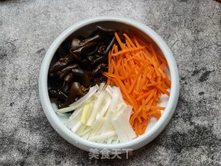胡萝卜葱白拌木耳的做法步骤：5