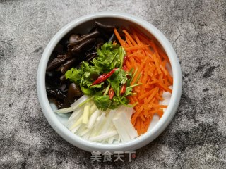 胡萝卜葱白拌木耳的做法步骤：6
