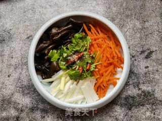 胡萝卜葱白拌木耳的做法步骤：7