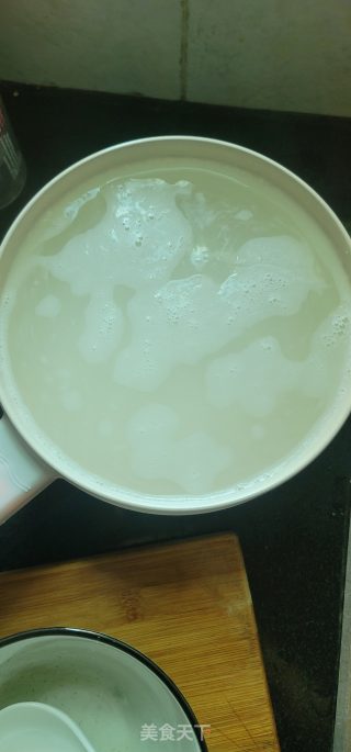 粉肠瘦肉粥的做法步骤：1