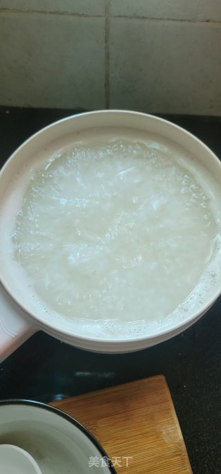 粉肠瘦肉粥的做法步骤：2