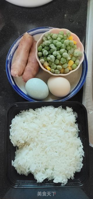 香肠蛋炒饭的做法步骤：1