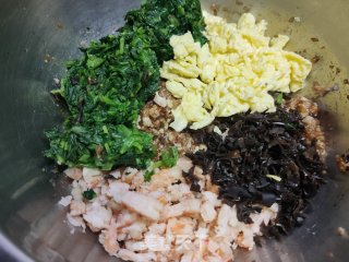 菠菜三鲜水饺的做法步骤：10