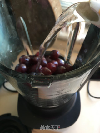 鲜榨葡萄汁的做法步骤：3