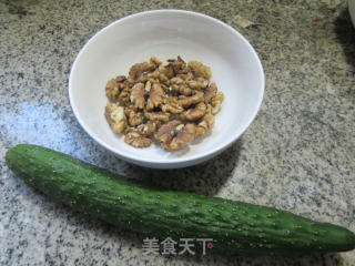 核桃仁拌青瓜的做法步骤：1