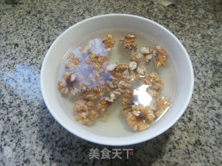 核桃仁拌青瓜的做法步骤：2