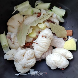 卤肥肠的做法步骤：6