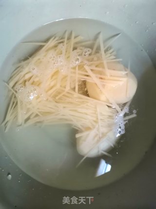 凉拌酸辣土豆丝的做法步骤：1