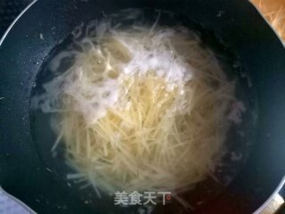 凉拌酸辣土豆丝的做法步骤：2