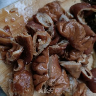 酸菜肥肠煲的做法步骤：2