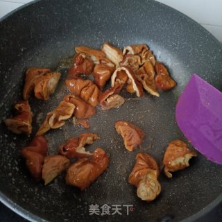 酸菜肥肠煲的做法步骤：3