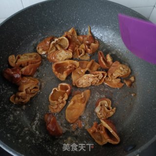 酸菜肥肠煲的做法步骤：4