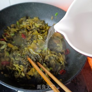 酸菜肥肠煲的做法步骤：9