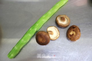 低脂脆嫩浓香的莴笋炒香菇的做法步骤：1