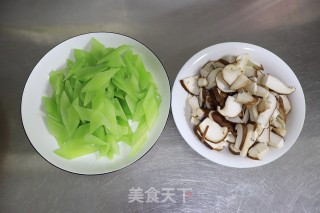 低脂脆嫩浓香的莴笋炒香菇的做法步骤：2