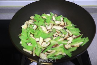 低脂脆嫩浓香的莴笋炒香菇的做法步骤：4