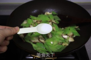 低脂脆嫩浓香的莴笋炒香菇的做法步骤：5