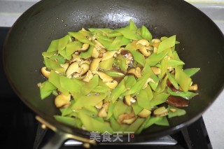 低脂脆嫩浓香的莴笋炒香菇的做法步骤：6