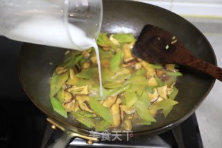 低脂脆嫩浓香的莴笋炒香菇的做法步骤：7