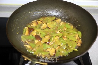 低脂脆嫩浓香的莴笋炒香菇的做法步骤：8