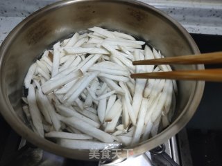 杏鲍菇炒土豆丝的做法步骤：3