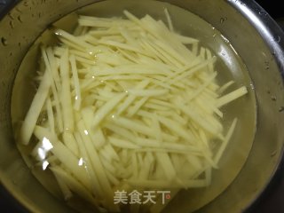 杏鲍菇炒土豆丝的做法步骤：4