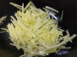杏鲍菇炒土豆丝的做法步骤：6