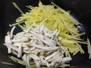 杏鲍菇炒土豆丝的做法步骤：7
