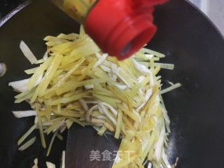 杏鲍菇炒土豆丝的做法步骤：8