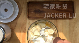 超简单香蕉松饼，软软糯糯，天然食材，健康美味，简单又快手。的做法步骤：2