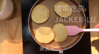 超简单香蕉松饼，软软糯糯，天然食材，健康美味，简单又快手。的做法步骤：8