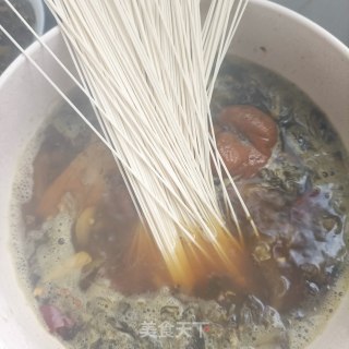 酸菜肥肠面的做法步骤：3