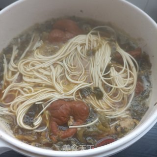 酸菜肥肠面的做法步骤：4