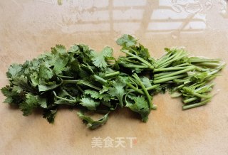 香菜拌葱白的做法步骤：2