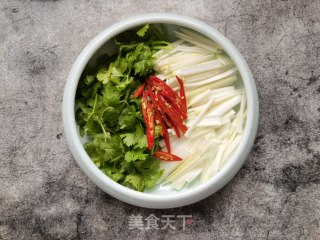 香菜拌葱白的做法步骤：5
